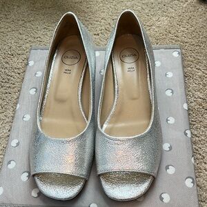 Clizia size 9 (39) Silver metallic 0.5 inch heel dress shoe